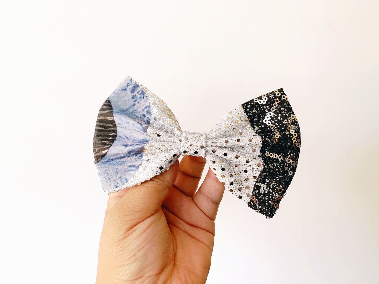 knights uniform bow/bow-tie