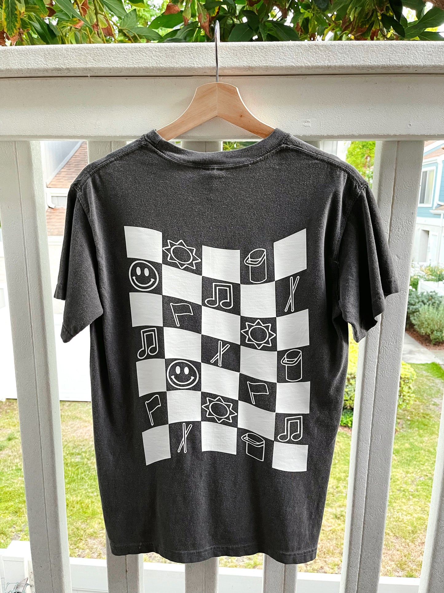 band vibes checker tee